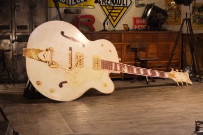 guitare geante enseigne